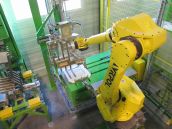 Robot przemysłowy na linii workowania skrobi ziemniaczanej - worki a 25 kg.